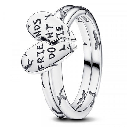 Zilverkleurige Pandora ring met hartvormige delen en de tekst "FRIENDS DO NOT LIE".