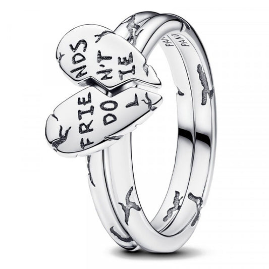 Zilverkleurige Pandora ring met hartvormige delen en de tekst "FRIENDS DO NOT LIE".