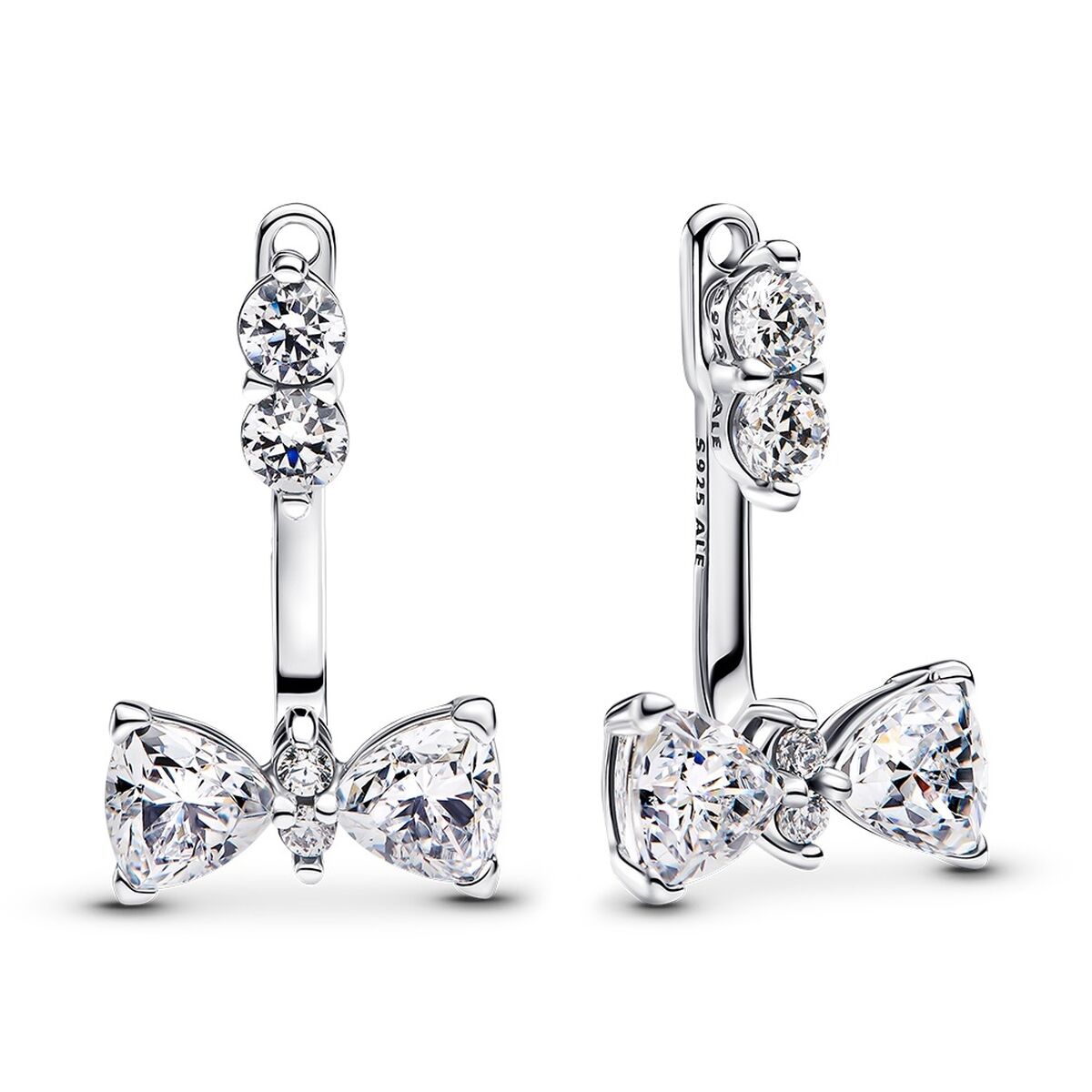 Zilverkleurige Pandora oorbellen met elegante strikvorm en sprankelende stenen.