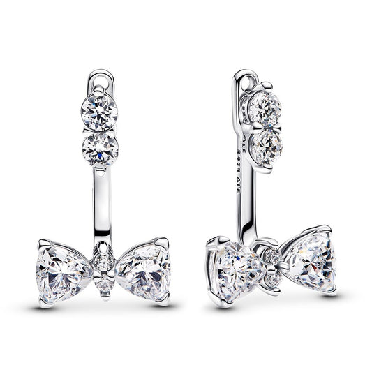 Zilverkleurige Pandora oorbellen met elegante strikvorm en sprankelende stenen.