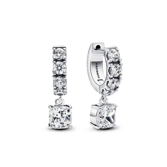 Zilverkleurige Pandora oorbellen met elegante afwerking en sprankelende stenen.