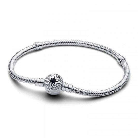 Pandora zilverkleurige armband voor dames met elegante bal en gedetailleerde afwerking.