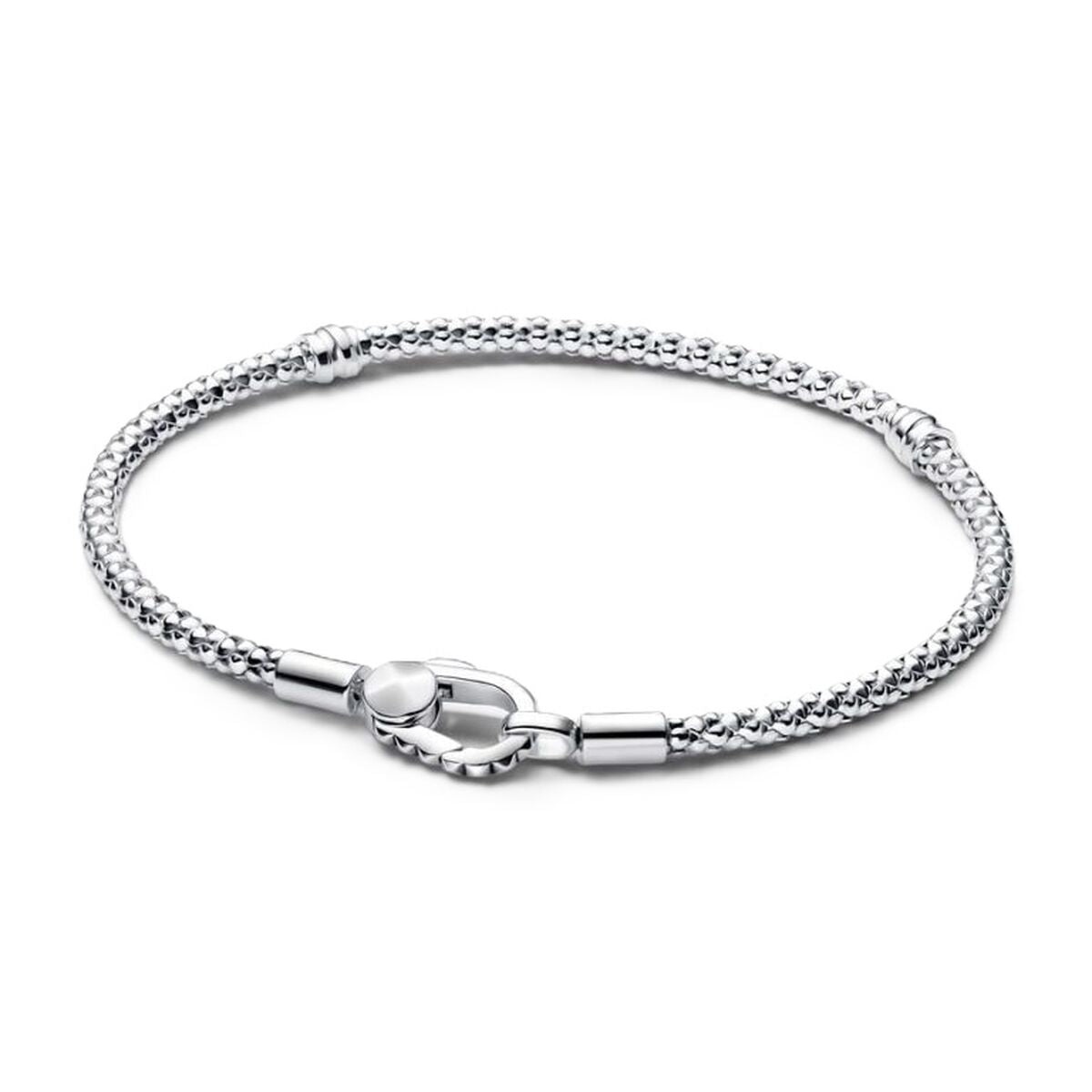 Zilverkleurige Pandora armband voor dames met verfijnde structuur en sluiting.