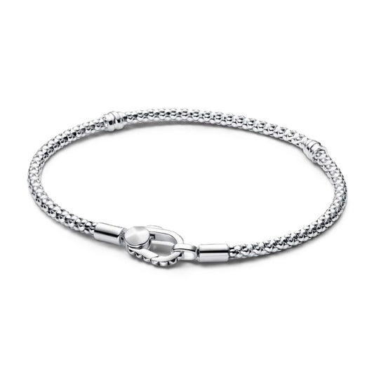 Zilverkleurige Pandora armband voor dames met verfijnde structuur en sluiting.