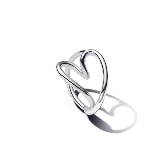Zilverkleurige Pandora ring met elegante hartvorm, perfect voor dames.
