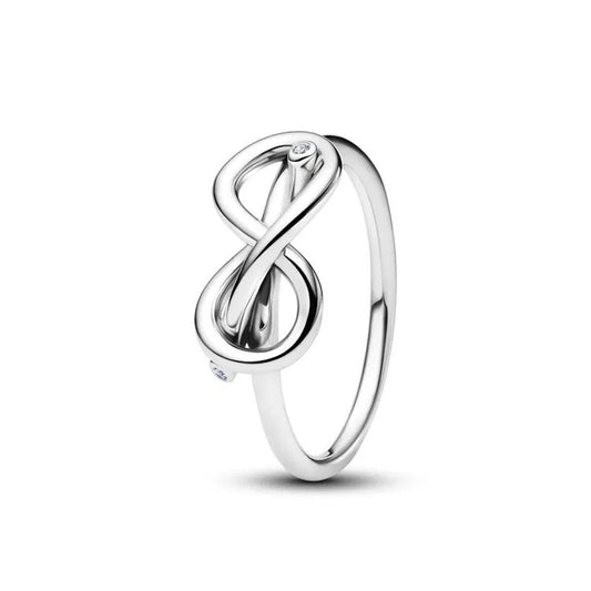 Zilverkleurige Pandora ring met elegante, tijdloze uitstraling en een unieke lusvorm.