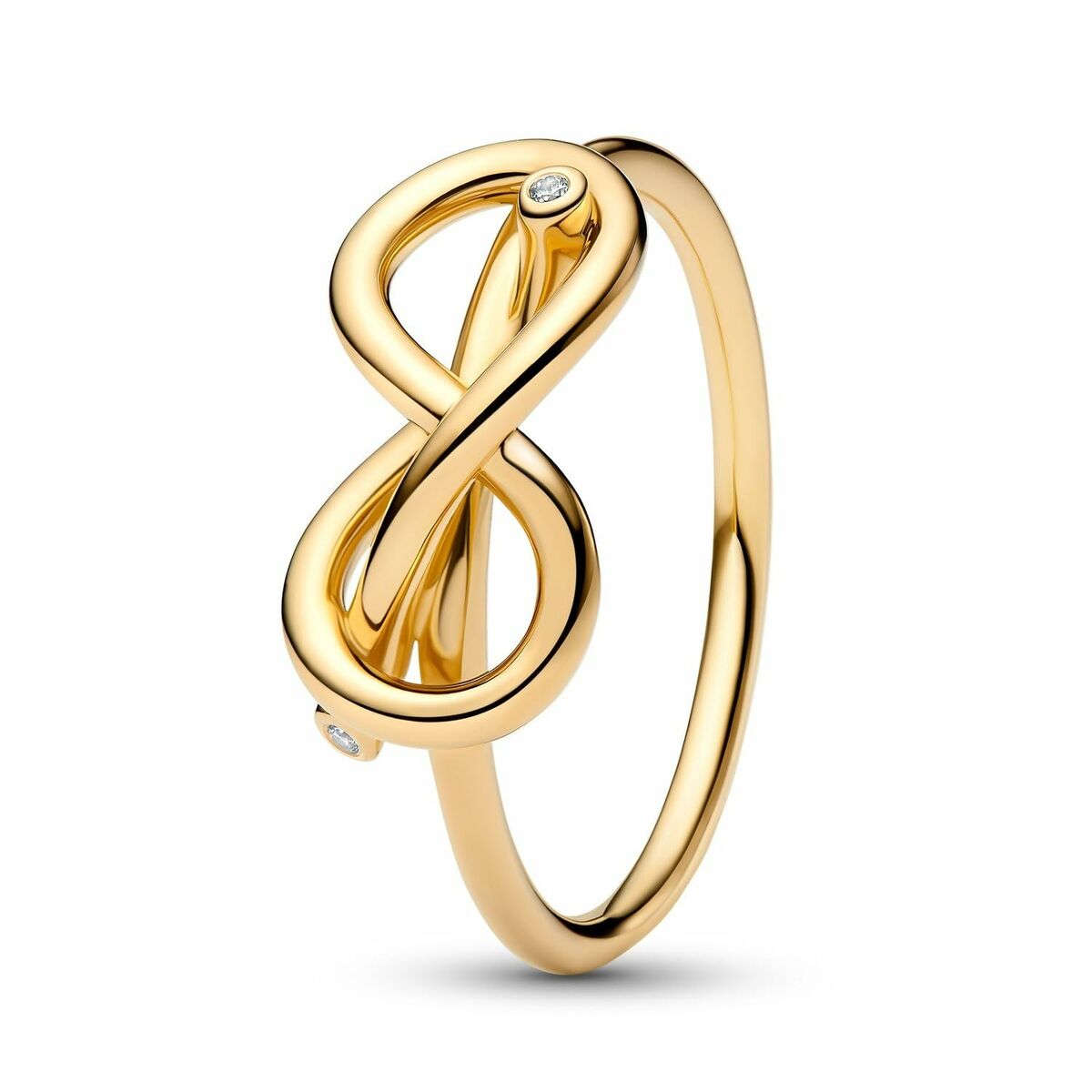 Detail van de Pandora ring met verfijnde gouden afwerking en een elegante oneindigheidssymbool.
