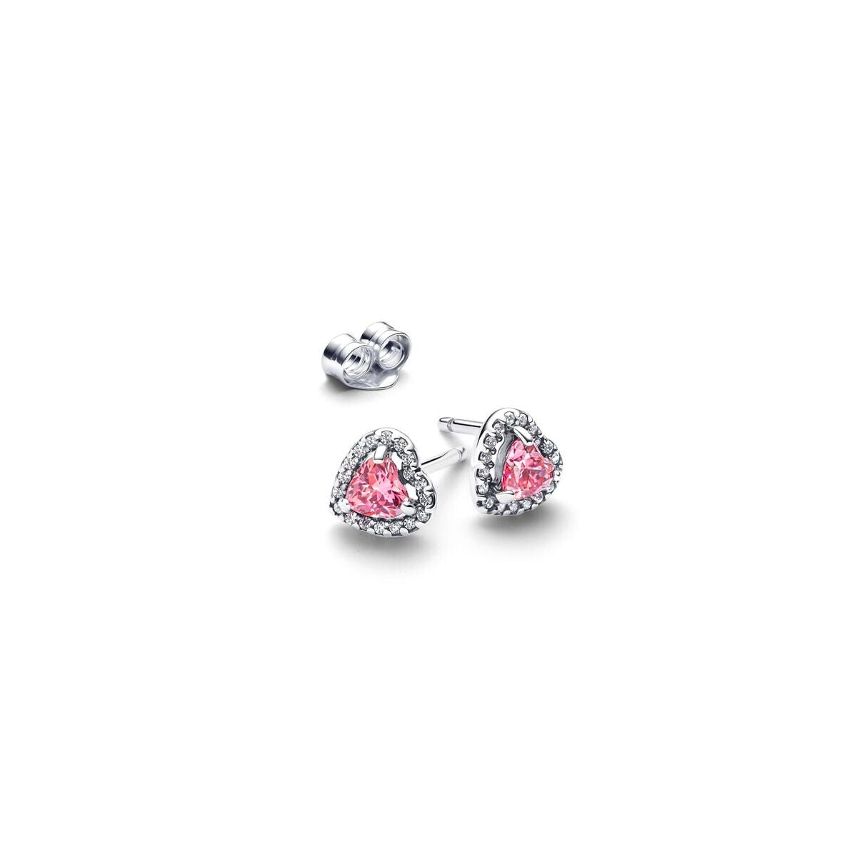 Detail van de roze zilverkleurige Pandora oorbellen met hartvormige stenen.