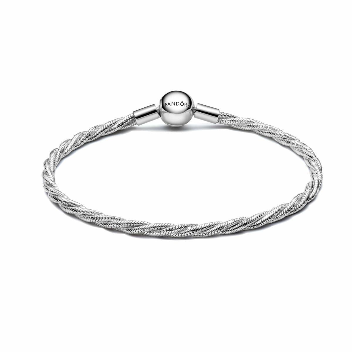 Detail van de zilverkleurige Pandora armband met een gedraaid ontwerp en sluiting.
