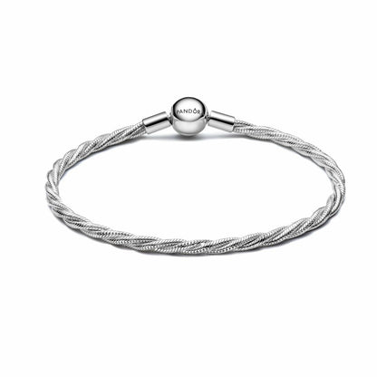 Detail van de zilverkleurige Pandora armband met een gedraaid ontwerp en sluiting.