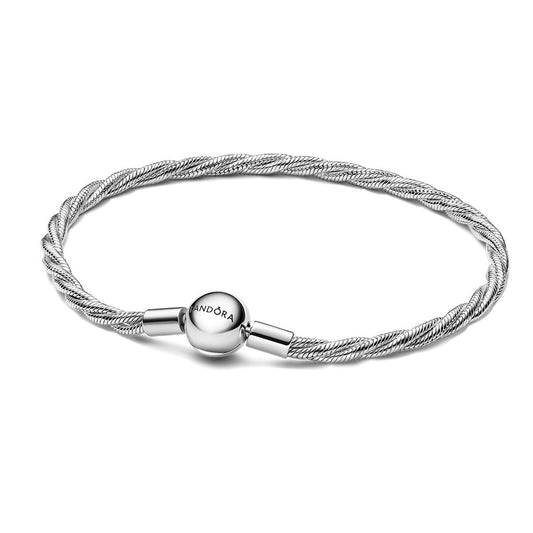 Sterling zilveren Pandora armband met een tijdloos ontwerp en een elegante sluiting.