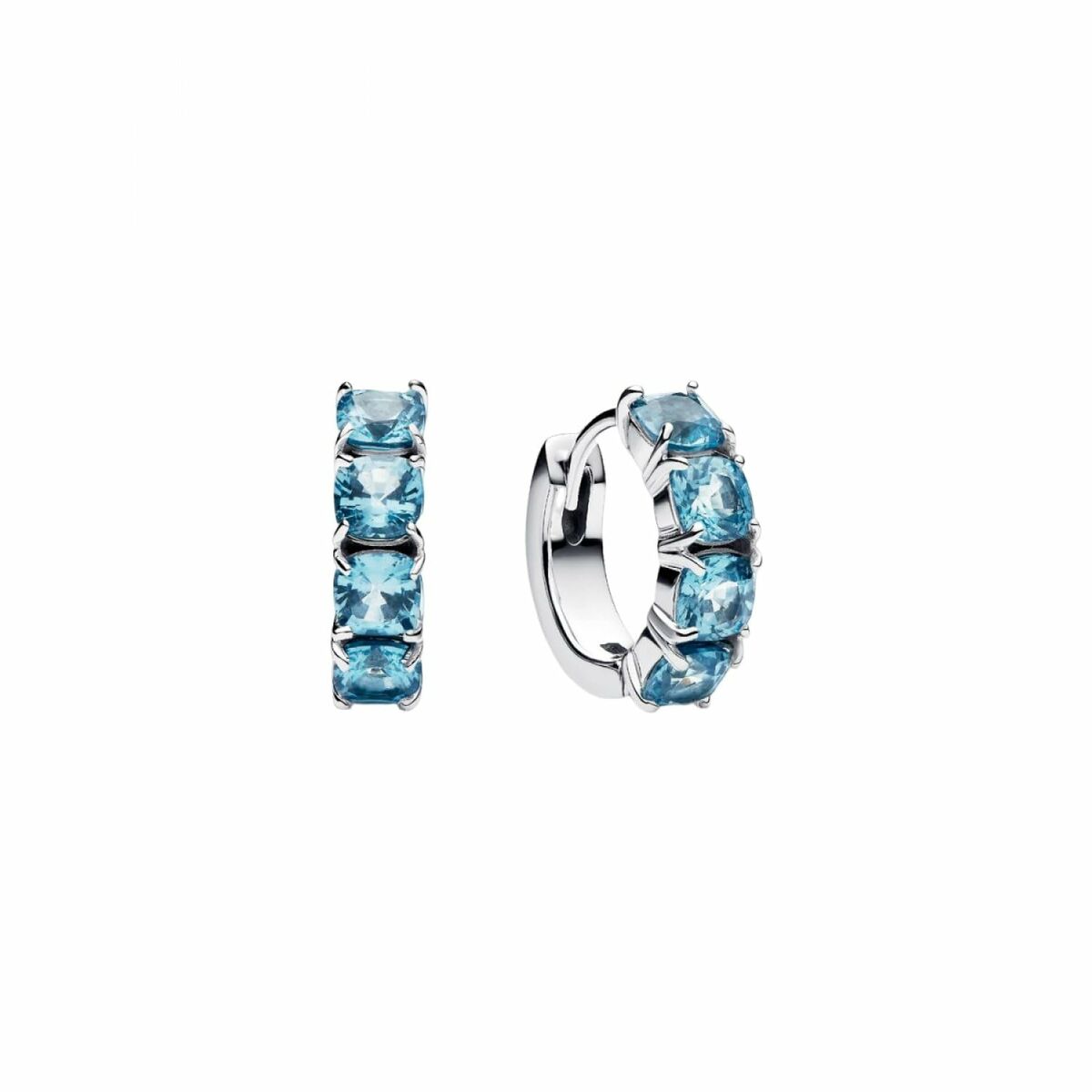 Detailweergave van Pandora oorbellen met lichtblauwe stenen in sterling zilver.