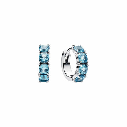 Detailweergave van Pandora oorbellen met lichtblauwe stenen in sterling zilver.