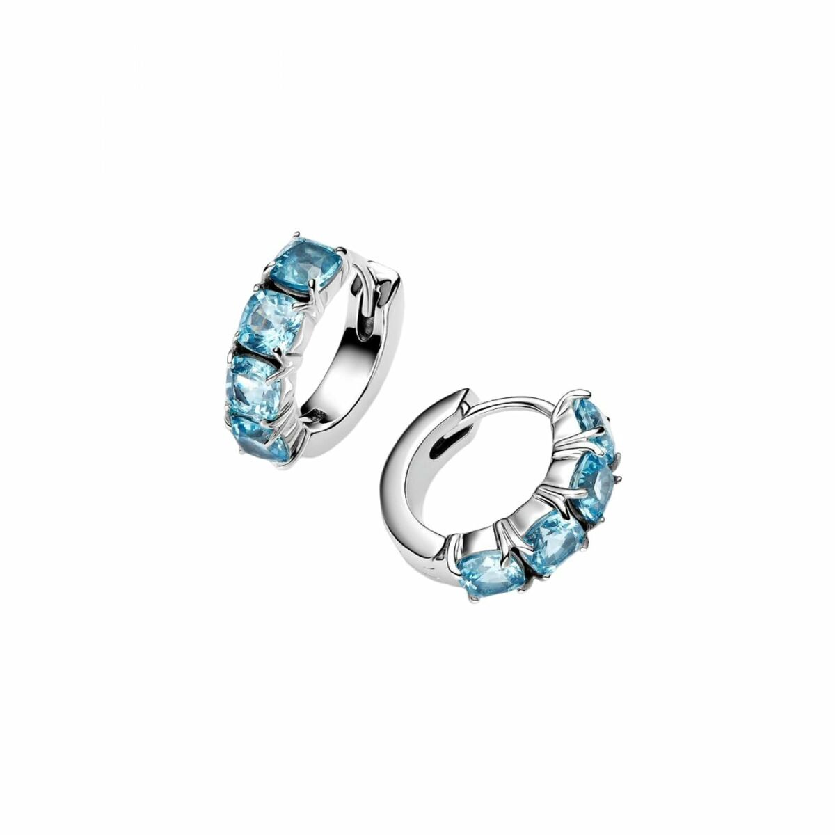 Detail van Pandora oorbellen in sterling zilver met blauwe stenen, zijaanzicht.