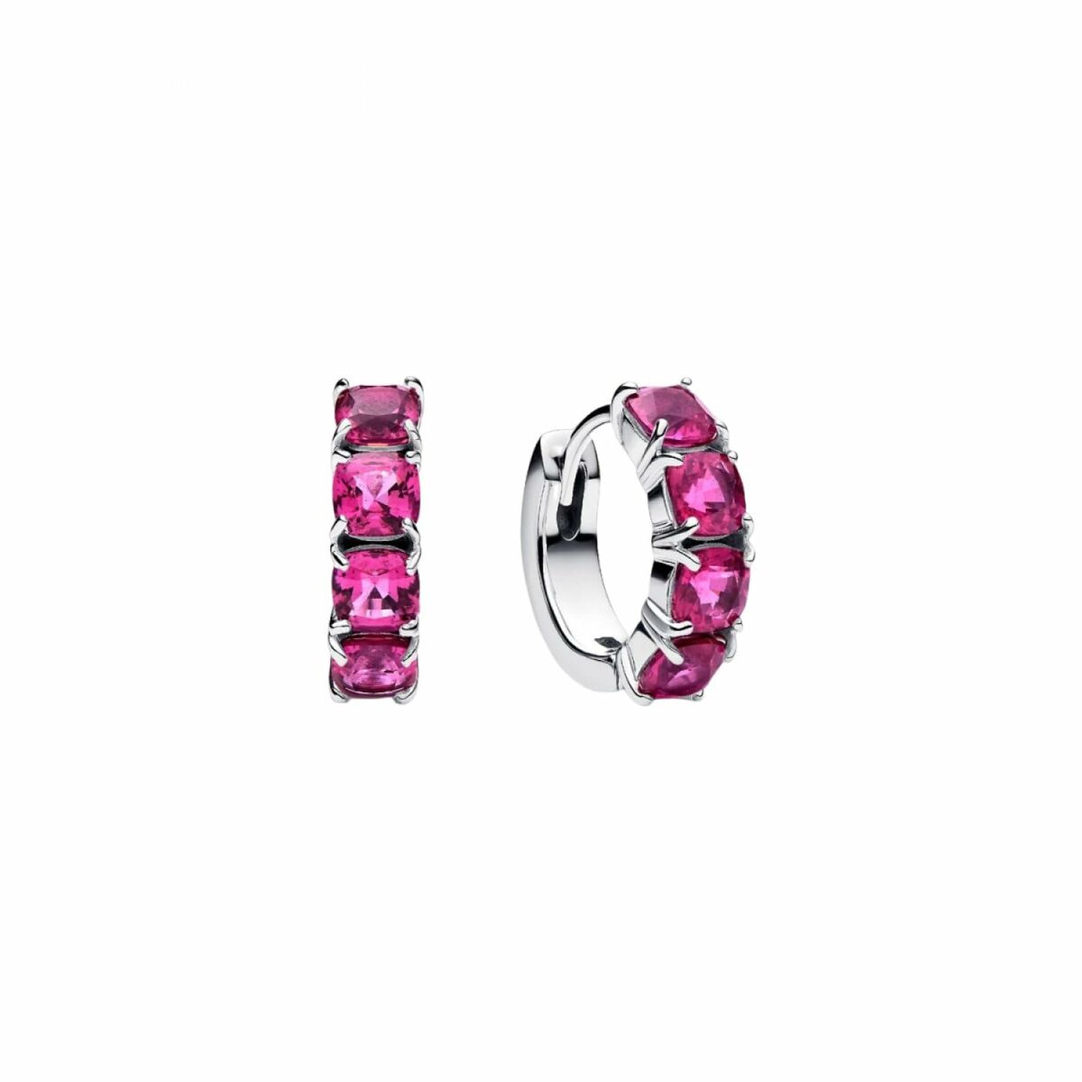Detail van de Pandora oorbellen met roze stenen en sterling zilveren afwerking.