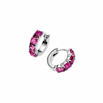 Detail van de Pandora oorbellen met paarse stenen en elegante sterling zilveren afwerking.