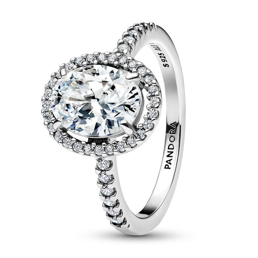 Zilverkleurige Pandora ring met een elegante, sprankelende steen en gedetailleerde band.