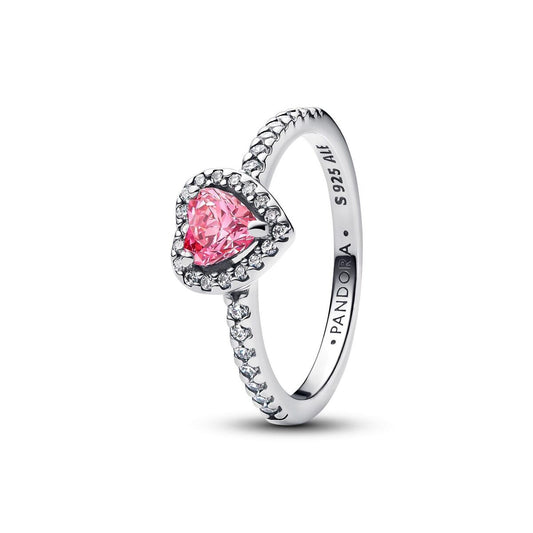 Zilverkleurige Pandora ring met hartvormige roze steen en sprankelende details.