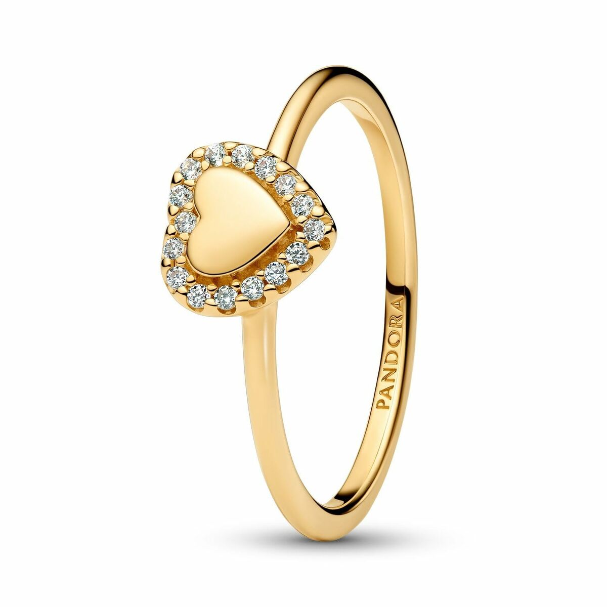 Detail van de Pandora ring in sterling zilver met hartvorm en sprankelende stenen.