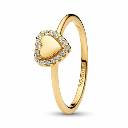 Detail van de Pandora ring in sterling zilver met hartvorm en sprankelende stenen.