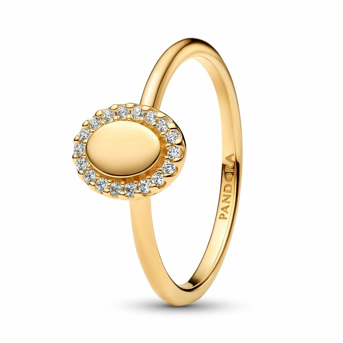 Detail van de gouden Pandora ring met een elegante, ronde steen omringd door kleine zirkonia.