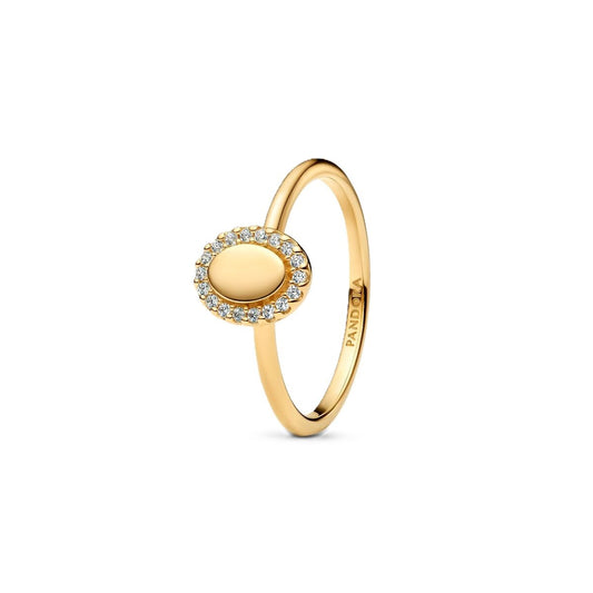 Pandora gouden ring met elegant ontwerp en sprankelende stenen, vooraanzicht.