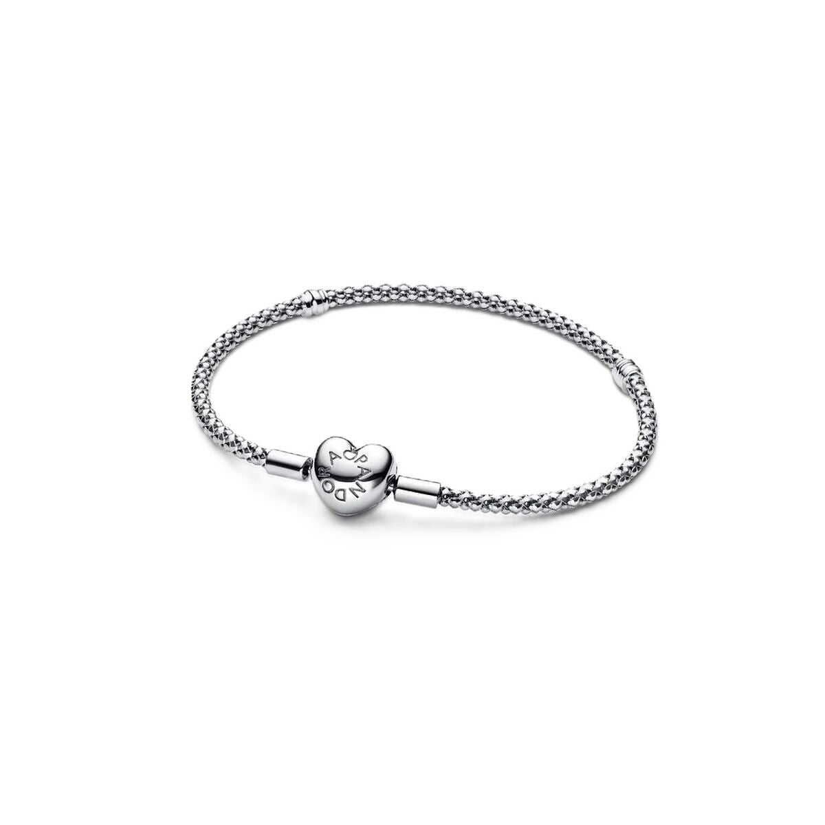 Zilverkleurige Pandora armband met elegante afwerking en hartvormige sluiting.