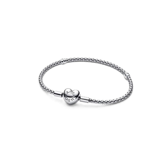 Zilverkleurige Pandora armband met elegante afwerking en hartvormige sluiting.