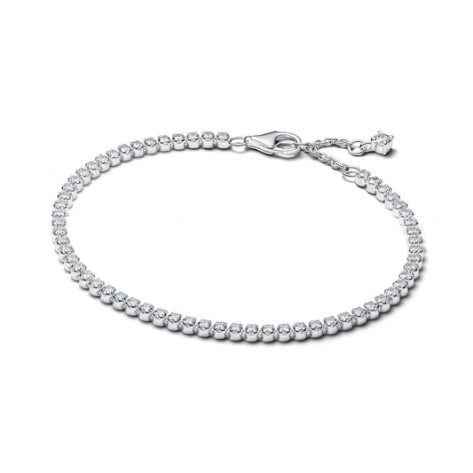 Zilverkleurige Pandora armband voor dames met sprankelende stenen en elegante afwerking.