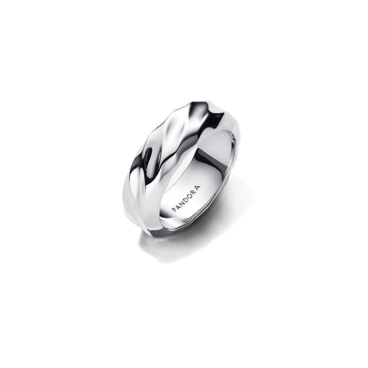 Zilverkleurige Pandora ring met elegant ontwerp en verfijnde afwerking.