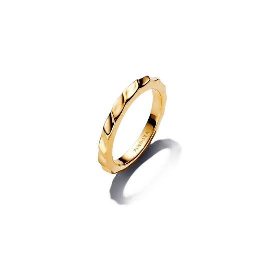 Elegante Pandora ring voor dames van 14 karaat goud met een gedraaid ontwerp.