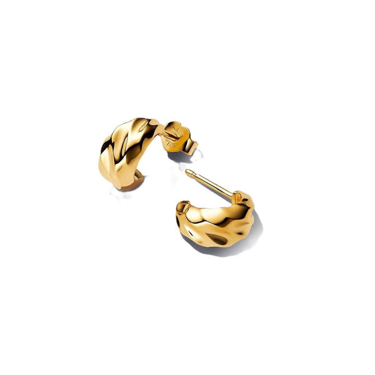 Gouden Pandora oorbellen met een elegante, gedraaide vorm en comfortabele sluiting.
