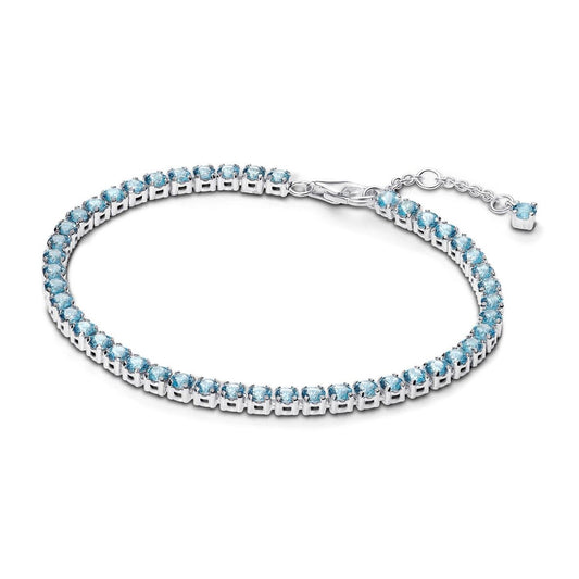 Zilverkleurige Pandora armband met blauwe kristallen, elegant en verfijnd ontwerp.