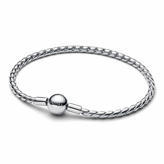 Sterling zilveren Pandora armband met een verfijnde, gevlochten structuur en een sluiting.