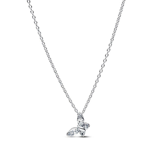 Zilverkleurige Pandora ketting met een elegante vlinderhanger, perfect voor elke gelegenheid.