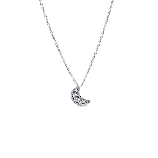 Zilverkleurige Pandora ketting met elegante maanvormige hanger en sprankelende details.