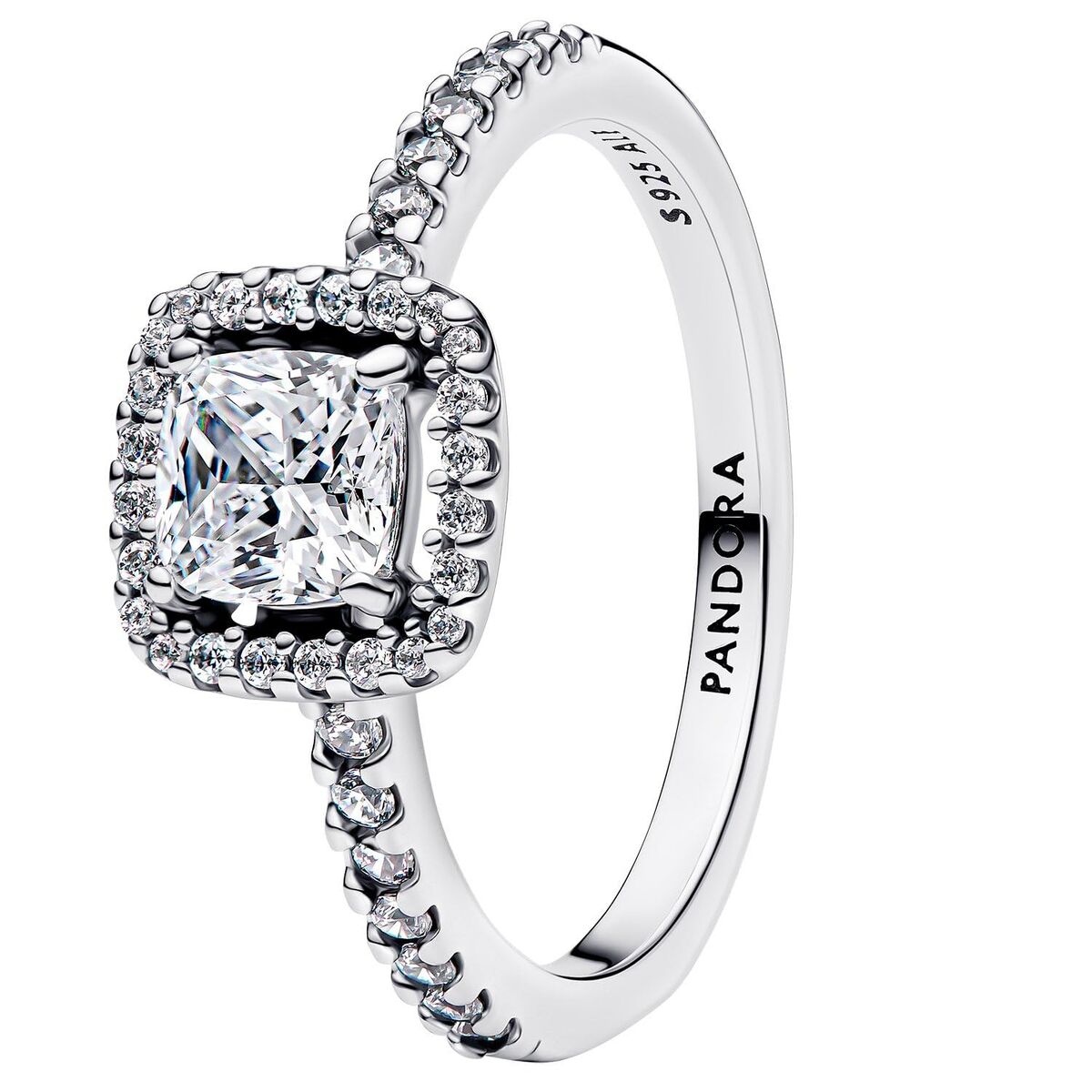 Detail van de zilverkleurige Pandora ring met een grote, sprankelende steen en subtiele zirkonia.