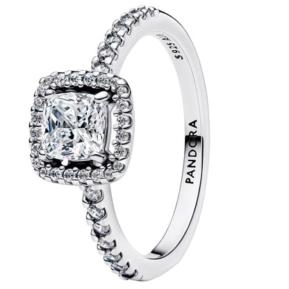 Detail van de zilverkleurige Pandora ring met een grote, sprankelende steen en subtiele zirkonia.