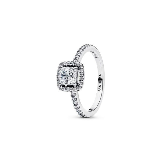 Zilverkleurige Pandora ring met elegante vierkante steen en sprankelende details.