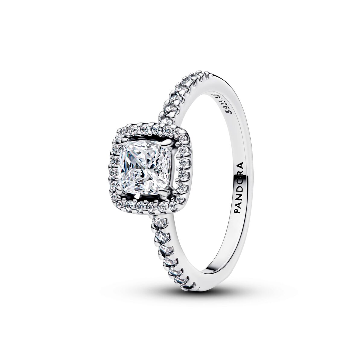 Zilverkleurige Pandora ring met een sprankelende, vierkante steen en verfijnde details.