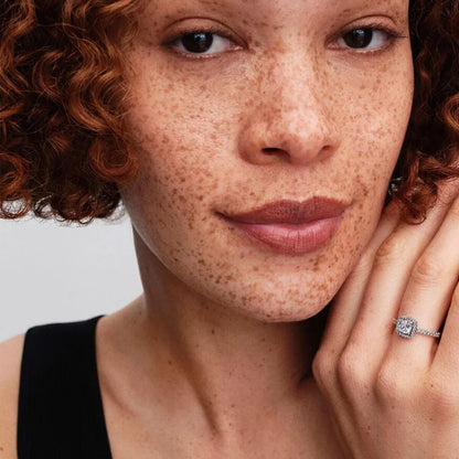 Close-up van een vrouw die de zilverkleurige Pandora ring met elegant design draagt.