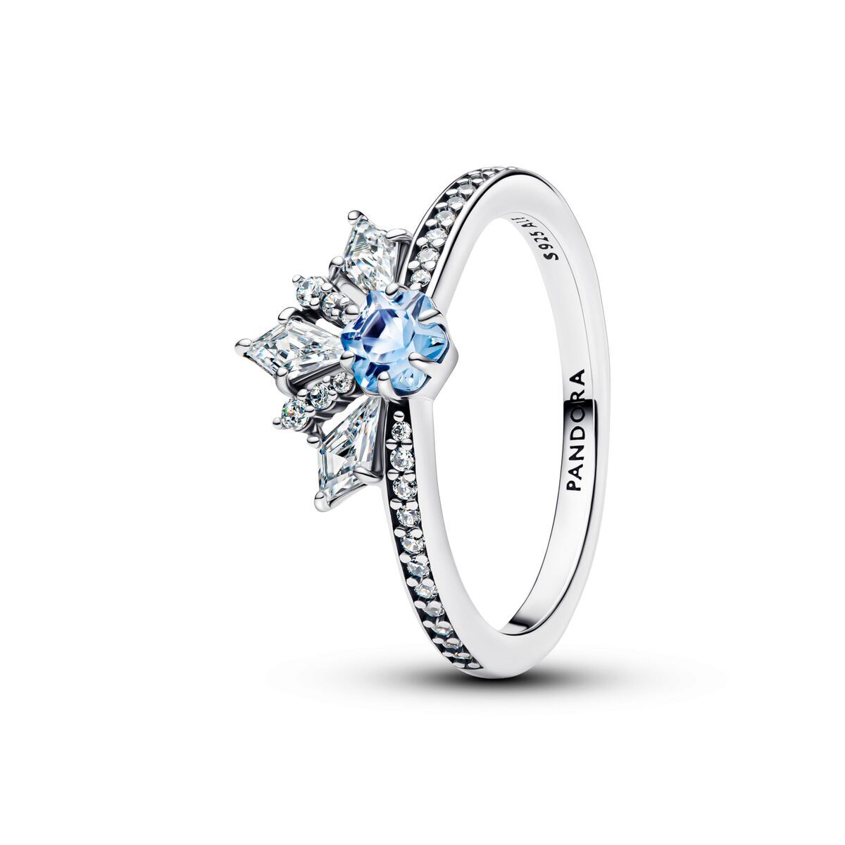 Zijaanzicht van de zilverkleurige Pandora ring met blauwe steen en sprankelende details.