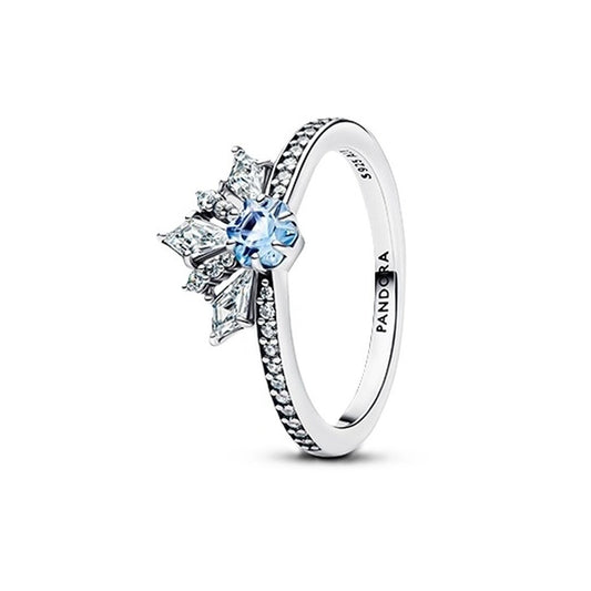 Zilverkleurige Pandora ring met elegante bloemvorm en blauwe steen, zijaanzicht.
