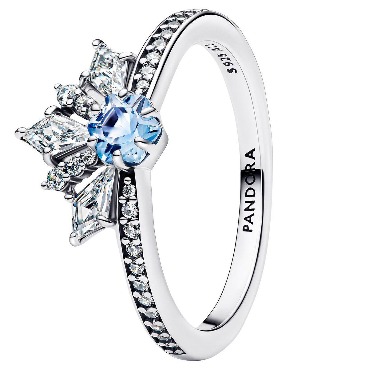 Detail van de zilverkleurige Pandora ring met blauwe steen en sprankelende zirkonia.