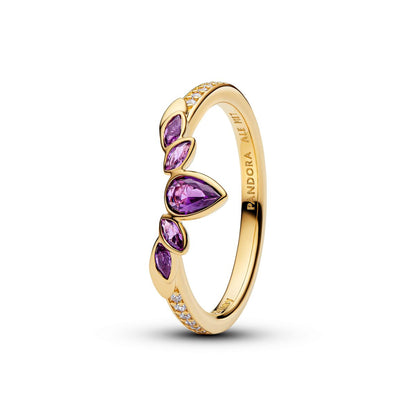 Detail van de Pandora gouden ring met paarse stenen en elegante afwerking.