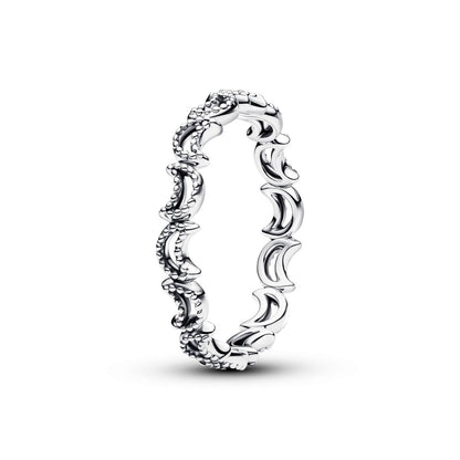 Zijaanzicht van de zilverkleurige Pandora ring met elegante details en verfijnde afwerking.