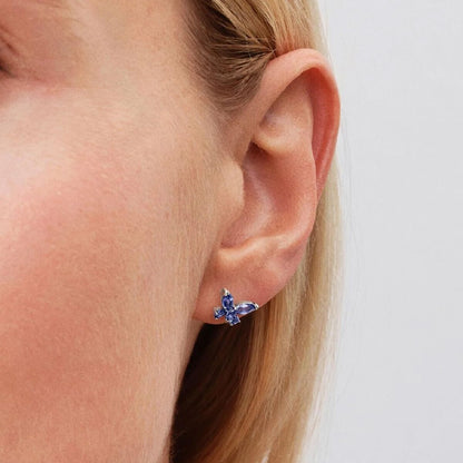 Detail van de Pandora oorbel met blauwe stenen, elegant bevestigd aan het oor.