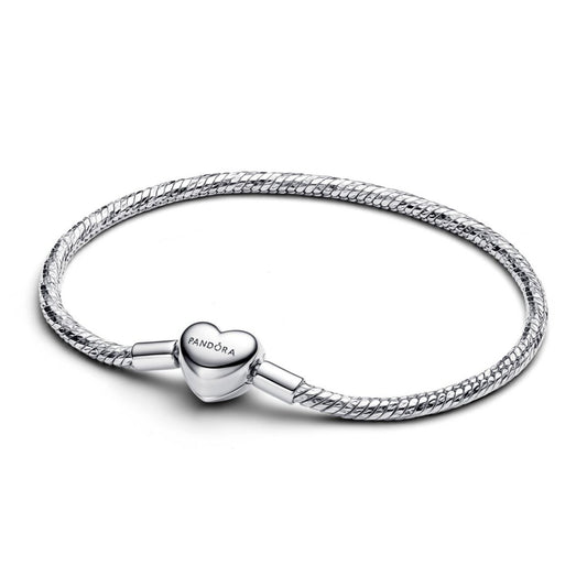 Zilverkleurige Pandora armband met hartvormige sluiting, elegant ontwerp voor dames.