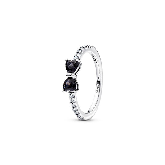 Pandora ring voor dames met zilverkleurig elegant ontwerp en zwarte stenen.
