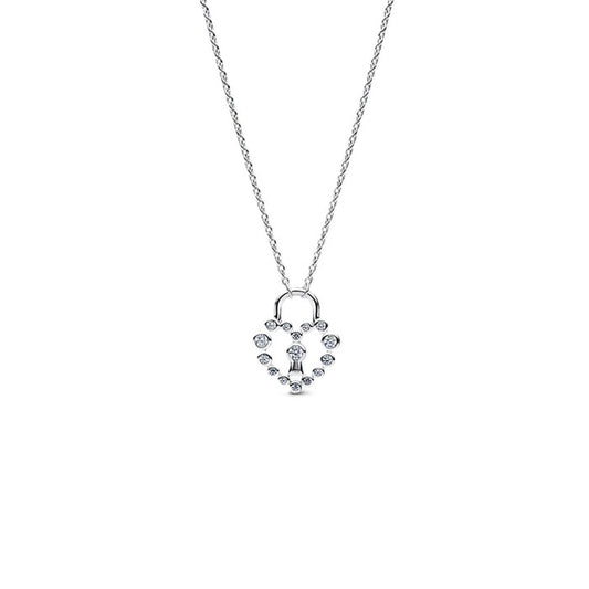 Zilverkleurige Pandora ketting met hartvormige hanger en sprankelende details.